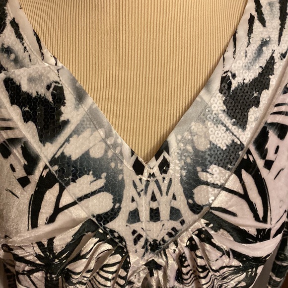 Live and let live velvet v-neck top with sequins size 1X - Picture 3 of 13